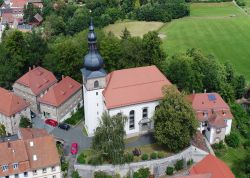 Luftbild der Michaelskirche Gurtstein