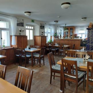 Großer Gastraum Sicht von Tür aus Gurtstein 9